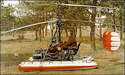 В вертолете Ка-10М летчик-испытатель Д.К.Ефремов