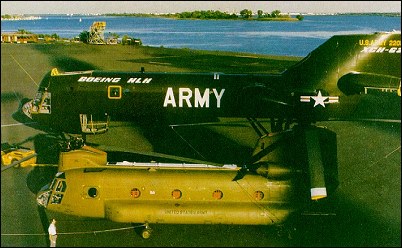 Вертолет HLH рядом с вертолетом "Chinook"