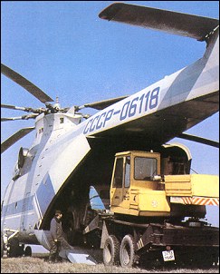 Погрузка подъемного крана в вертолет Ми-26