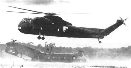 Вертолет CH-37 поднимает с рисового поля сбитый вертолет CH-21