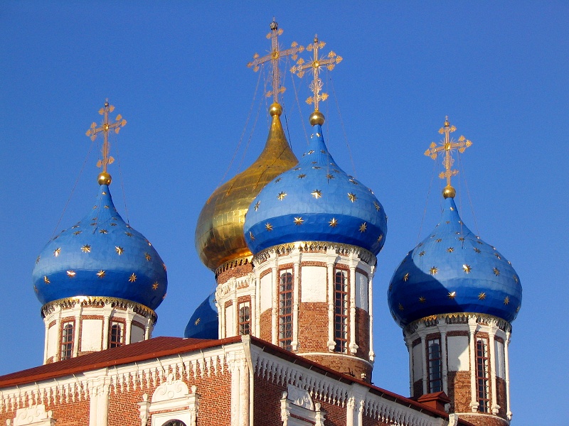 Голубой москва. Успенский собор Рязань купол. Купола Успенского собора Рязань. Голубые купола храм Рязани. Пятиглавый храм с голубыми куполами Сызрань.