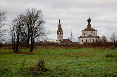 Суздаль. Козьмодемьянская и Крестовоздвиженская церкви