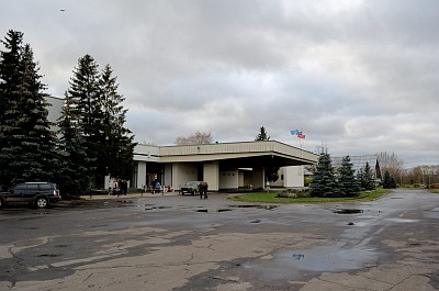 Суздаль. У входа в туркомплекс